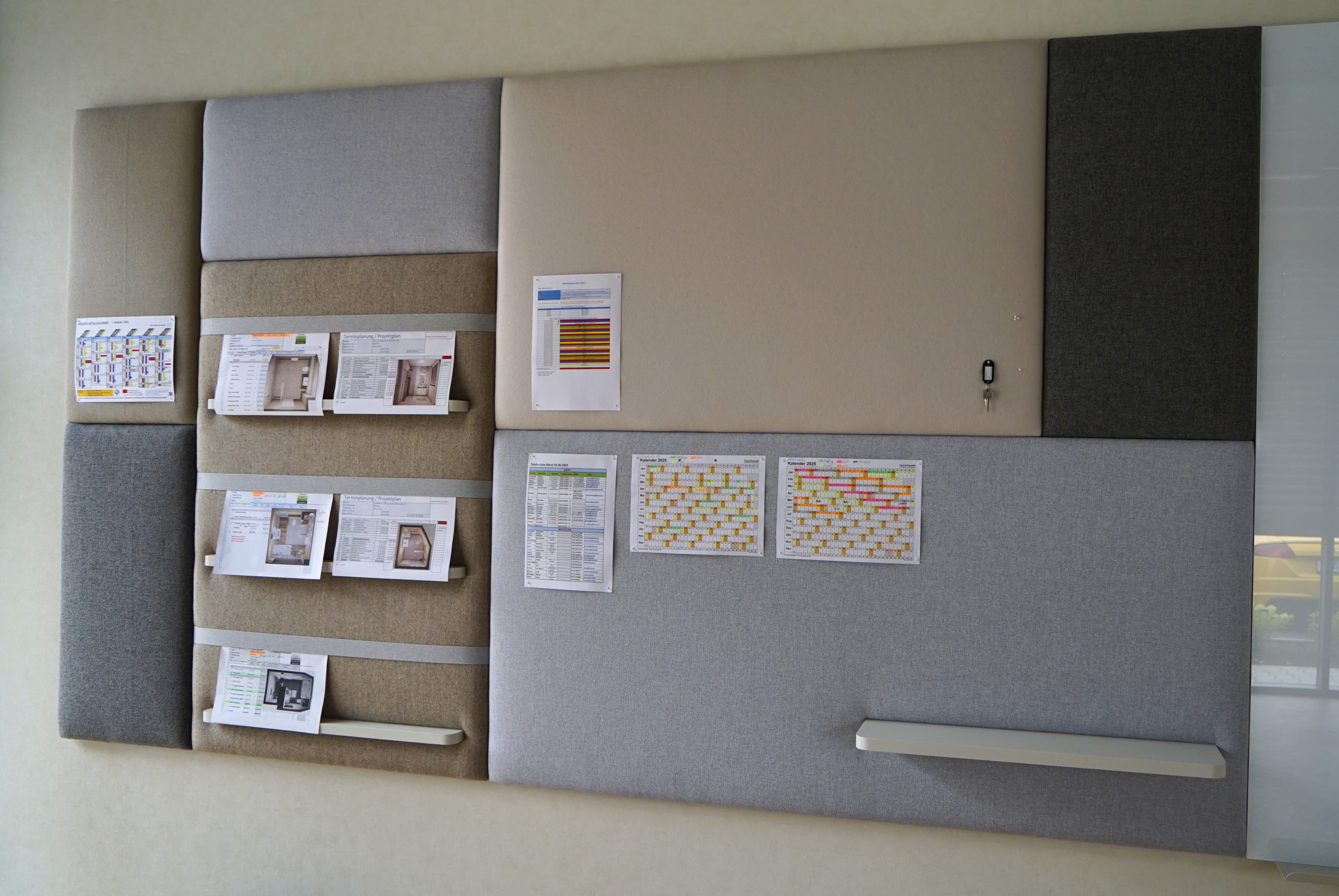 Raumtrenner mit drei runden Akustikelementen.